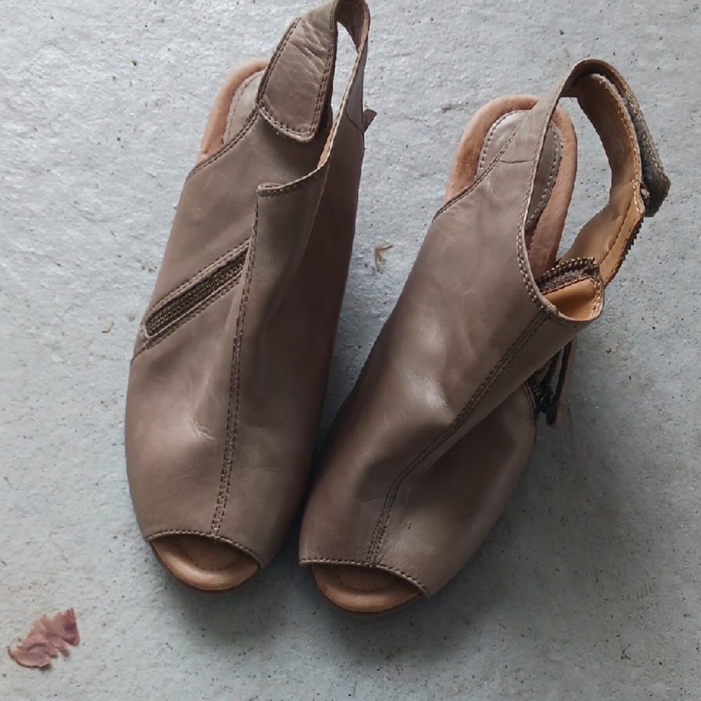 Earth Tan Mules with Chunky Heel
